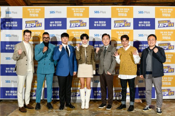 (왼쪽부터) 알베르토, 럭키, 배성재, 장도연, 표창원, 크리스티안, 이양화 SBS플러스 제작팀장/ 사진제공=SBS플러스 © 뉴스1