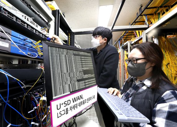 LG유플러스는 LS ITC와 함께 ‘U+ SD WAN’ 서비스로 LS그룹 인프라망에 차세대 네트워크 인프라를 구축했다고 16일 밝혔다. 사진은 LG유플러스 직원들이 U+ SD WAN 오케스트레이터를 살펴보고 있다. LG유플러스 제공