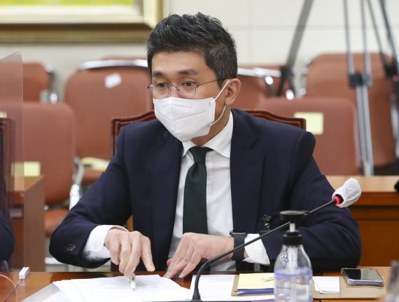 가상자산법 추진 논의에 대해 안창국 금융위 금융혁신기획단장은 "(가상자산에 대한) 다양한 견해가 있고 글로벌 규제 논의 역시 진행되고 있으며 산업 자체도 멈춰있는 것이 아니고 진화 중"이라며 "시장 의견과 글로벌 규제 도입 동향을 고려해 접근하는 것이 맞지 않을까 생각하고 있다"고 말했다. 안 단장이 16일 서울 여의도 국회에서 열린 국회 정무위원회 전체회의 가상자산 관련 법안에 관한 공청회에 자리하고 있다. /사진=뉴스1화상