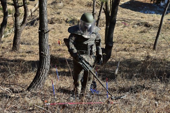 개인보호장구를 착용한 교육생이 육군공병학교 지뢰제거 훈련장에서 금속지뢰탐지기를 활용한 지뢰탐지 실습을 하고 있다. 사진=육군 제공