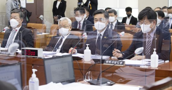16일 국회 국방위원회 전체회의에 참석한 정부 관계자들. 오른쪽부터 강은호 방위사업청장과 서욱 국방부 장관, 송선태 5·18민주화운동진상규명조사위원장, 정석환 병무청장. 2021.11.16/뉴스1 © News1 이동해 기자