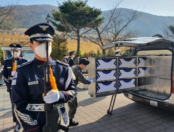 [영천=뉴시스] 김정화 기자 = 육군 제50보병사단(50사단)은 16일 경북 국립 영천호국원에서 6·25 전사자 유해발굴 합동 영결식을 거행했다. (사진 = 육군 제50보병사단 제공) 2021.11.16. photo@newsis.com