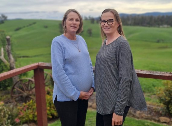 자궁이 없는 딸 메건 화이트(오른쪽)를 위해 대리 출산을 자처한 엄마 마리 아놀드(왼쪽). (더 선 갈무리) © 뉴스1
