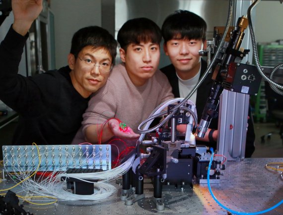 DGIST 로봇공학전공 한상윤 교수(왼쪽)와 김동욱 박사과정생(가운데), 홍명석 기초학부생이 공기중에서도 통신이 가능한 장치를 보여주고 있다. DGIST 제공