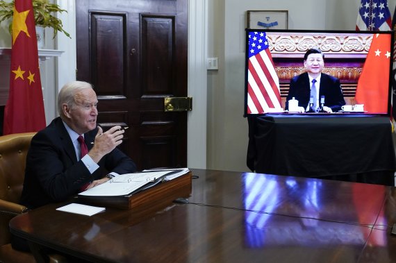 조 바이든 미국 대통령(왼쪽)이 15일(현지시간) 미 워싱턴DC 백악관에서 시진핑 중국 국가주석과 화상 정상회담을 갖고 있다. 그동안 전화통화만 두 차례 가졌던 두 정상은 이날 바이든 대통령 취임 후 처음으로 얼굴을 보며 공식 정상회담을 가졌다. AP뉴시스