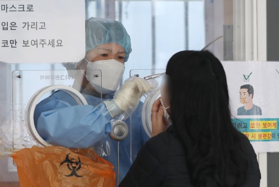 16일 오전 서울 중구 서울역 광장에 마련된 코로나19 임시선별검사소를 찾은 시민들이 검체 검사를 받고 있다. /뉴스1