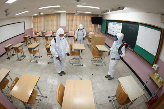 2022학년도 대학수학능력시험을 이틀 앞둔 16일 오후 대구시내 한 고등학교에서 방역요원들이 코로나19 예방을 위해 시험실 구석구석을 소독하고 있다. 2021.11.16/뉴스1 © News1 공정식 기자