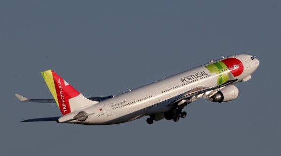 포루투갈 탭항공의 에어버스 A330-200 여객기가 2015년 6월 11일(현지시간) 브라질 과룰로스 공항을 이륙하고 있다. 독일 루프트한자 자매업체인 루프트한자 테크닉은 최근 두바이에어쇼에 A330을 개조한 초호화 개인제트기를 선보였다. 로이터뉴스1