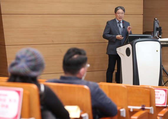 16일 목원대 사범관에서 열린 뉴스1 대전충남취재본부-목원대 공동기획 ‘뉴충청리더아카데미’에서 이택수 리얼미터 대표가 ‘정치와 여론조사, 미디어 리터러시’를 주제로 강의하고 있다. ©News1 김기태 기자