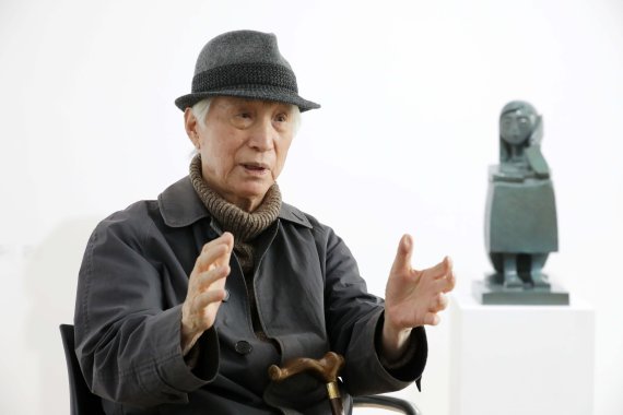 [서울=뉴시스] 박진희 기자 = 원로작가 최종태(조각가) 선생이 16일 서울 종로구 김종영미술관에서 초대전 '구순(九旬)을 사는 이야기' 기자간담회를 하고 있다. 전시는 12월 31일까지. 2021.11.16. pak7130@newsis.com