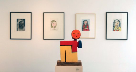 [서울=뉴시스] 박진희 기자 = 원로작가 최종태(조각가) 선생의 초대전 '구순(九旬)을 사는 이야기'기자간담회가 열리는 16일 서울 종로구 김종영미술관에 작품이 전시되어 있다. 전시는 12월 31일까지. 2021.11.16. pak7130@newsis.com