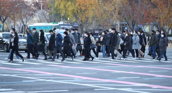 지난 17일 오전 서울 종로구 광화문네거리에서 시민들이 출근길 발걸음을 옮기고 있다. 뉴스1 제공.