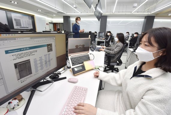 영진전문대 일본IT기업주문반 학생들이 수업에 참여하고 있다. 이들은 코로나상황에도 일본 취업 100% 합격을 달성했다. (영진전문대 제공) © 뉴스1