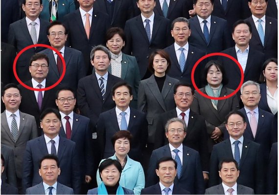 제21대 국회의원 단체 사진 촬영에 등장한 무소속 이상직 의원(왼쪽 빨간색 동그라미 안)과 윤미향 의원. (사진=국회사진기자단)