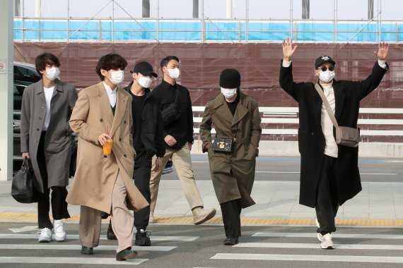 [인천공항=뉴시스] 김병문 기자 = 방탄소년단(BTS)이 17일 오후 인천국제공항을 통해 미국 LA로 출국하고 있다. 2021.11.17. dadazon@newsis.com