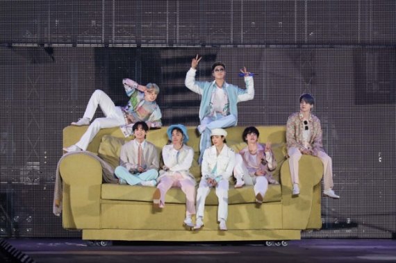 [서울=뉴시스] 방탄소년단 온라인 콘서트 'BTS 퍼미션 투 댄스 온 스테이지' . (사진=빅히트뮤직 제공).2021.10.25.photo@newsis.com