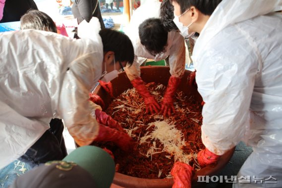 안산도시공사 직원이 김장 속재료를 버무리고 있다. 사진제공=안산도시공사