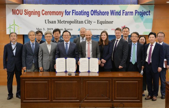 【울산=뉴시스】배병수 기자 = 3일 오전 울산시청 7층 상황실에서 송철호 울산시장과 노루웨이의 국영 석유·가스·전력회사인 에퀴노르의 스테판 불 선임 부사장 등이 ‘울산 앞바다에 부유식 해상풍력 발전단지 조성을 위한 업무협약(MOU)’을 체결한 뒤 기념촬영을 하고 있다. 2019.05.03. bbs@newsis.com.