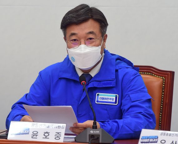더불어민주당 공동선대위원장인 윤호중 원내대표가 17일 서울 여의도 국회에서 열린 선대위 총괄본부장단 회의에서 발언하고 있다. 2021.11.17/뉴스1 © News1 구윤성 기자
