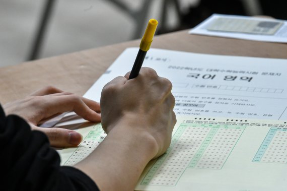 2022학년도 대학수학능력시험날인 18일 오전 경기도 수원시 영통구 태장고등학교에서 수험생들이 답안지를 작성하고 있다. 2021.11.18/뉴스1 © News1 경기사진공동취재단