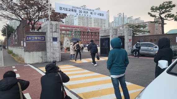 2022학년도 대학수학능력시험 시험장인 수원시 영통구 효원고등학교 앞. © 뉴스1