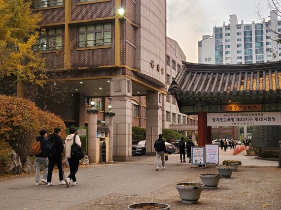 2022년도 대학수학능력시험이 치러지는 18일 오전 경기도교육청 제30지구 제 15시험장인 경기 수원시 영통구 영통동 태장고교 정문으로 수험생들이 입장하고 있다.© 뉴스1 유재규 기자