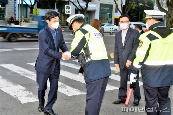 [fn포토] "아자아자! 코로나19 뚫고 수능 시험장으로”