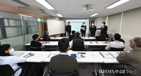 한국공항공사는 다음달 6일까지 3주간 인도 최대기업 타타(TATA) 기술진에게 공사가 개발한 전술항법장비(TACAN)와 거리측정장비(DME)에 대한 교육을 실시한다. 18일 서울 강서구 한국공항공사 본사에서 타타 기술진들이 교육을 받고 있다. 사진=한국공항공사 제공