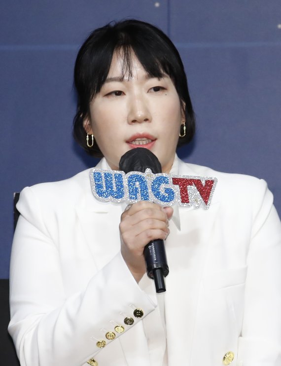 개그맨 김영희가 18일 오후 서울 마포구 윤형빈소극장에서 열린 WAG TV ‘우리는 개그맨이다’ 시즌1 제작발표회에 참석해 인사말을 하고 있다. 2021.11.18/뉴스1 © News1 권현진 기자