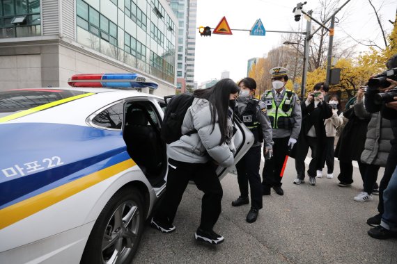 2022학년도 대학수학능력시험(수능) 당일인 18일 오전 서울 서대문구 이화여자외국어고등학교에 마련된 시험장 앞에서 한 수험생이 경찰차를 타고 도착하고 있다. 2021.11.18/뉴스1 © News1 박지혜 기자