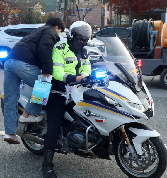 2022학년도 대학수학능력시험일인 18일 전북 전주시 전주사대부고 앞에서 고사장을 착각한 한 수험생이 경찰 오토바이를 타고 이동하고 있다. 2021.11.18/뉴스1 © News1 유경석 기자