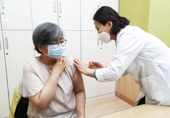 정은경 청장, 모더나 추가접종…"돌파감염 증가 추가접종 당부"