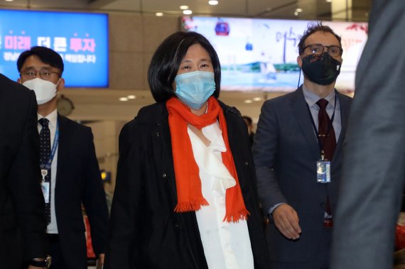 캐서린 타이 미국 무역대표부(USTR) 대표가 18일 오후 인천국제공항을 통해 입국하고 있다. 타이 대표는 방한 기간 여한구 산업통상자원부 통상교섭본부장 등 통상 관련 정부 인사들과 만나 양국 간 반도체 공급망 등 경제·통상 현안을 논의할 것으로 보인다. 사진=뉴스1화상