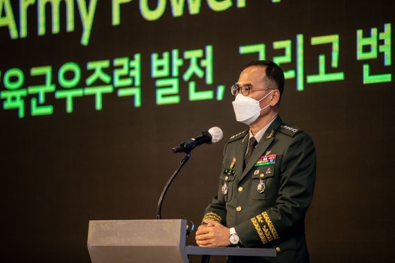 남영신 육군참모총장이 지난 11월 18일 서울 용산구 드래곤시티 호텔에서 열린 제7회 육군력 포럼에서 환영사를 하고 있다. 사진=육군 제공