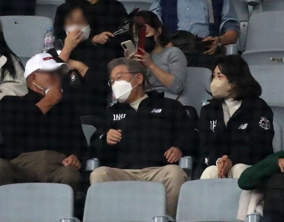 [서울=뉴시스] 박미소 기자 = 18일 오후 서울 구로구 고척스카이돔에서 열린 2021 KBO 한국시리즈 두산 베어스와 KT 위즈의 4차전 경기. 이재명 더불어민주당 대통령 선거 후보와 부인 김혜경씨가 경기를 직관하고 있다. 2021.11.18. misocamera@newsis.com