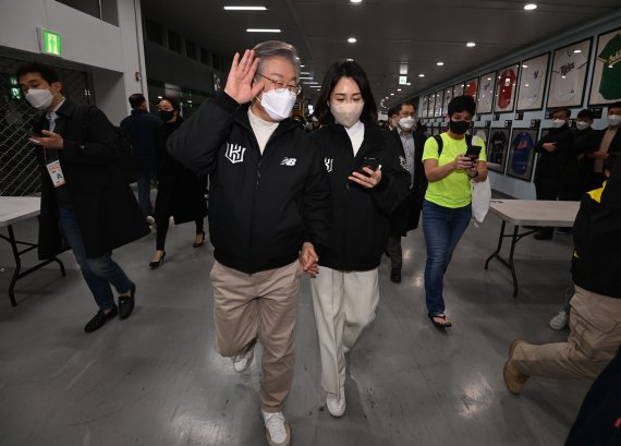 [서울=뉴시스] 국회사진기자단 = 이재명 더불어민주당 대선 후보와 부인 김혜경 씨가 '2021 신한은행 SOL KBO리그' KT 위즈와 두산 베어스의 한국시리즈 4차전을 관전하기 위해 18일 오후 서울 고척스카이돔 관중석으로 향하고 있다. 2021.11.18. photo@newsis.com