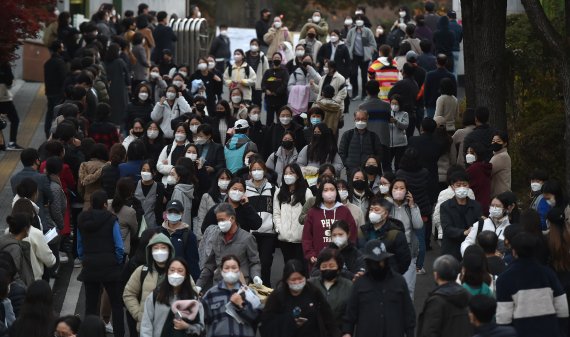 [대구=뉴시스] 이무열 기자 = 2022학년도 대학수학능력시험일인 18일 오후 대구 수성구 혜화여자고등학교에서 시험을 마친 수험생들이 교문을 나서고 있다. 2021.11.18. lmy@newsis.com