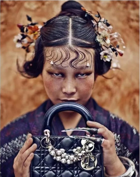 '디올' 가방 든 기괴한 눈빛의 여성 사진에 뿔난 중국