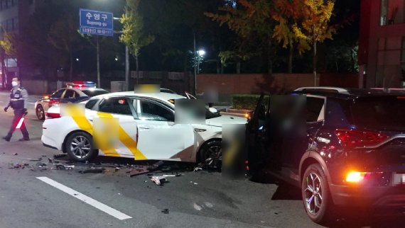 [부산=뉴시스] 택시와 충돌한 SUV 차량. (사진=부산경찰청 제공) *재판매 및 DB 금지