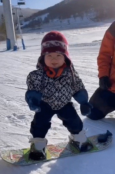 11개월 아기, 스노보드 활강 '귀여움 폭발'
