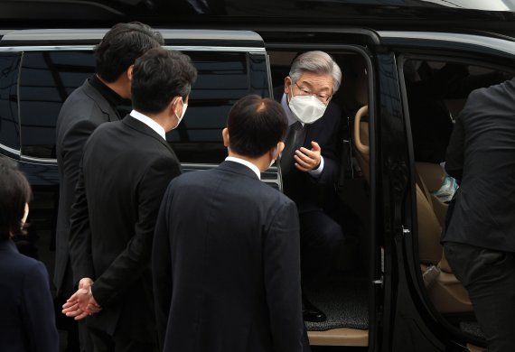 [서울=뉴시스] 국회사진기자단 = 더불어민주당 이재명 대선후보가 19일 오전 서울 종로구 경주이씨중앙화수회관에서 열린 제29대 5차 상임회장단회의에 참석하기 위해 차량에서 내리고 있다. 2021.11.19. photo@newsis.com