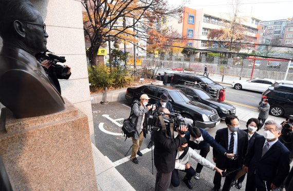 [서울=뉴시스] 국회사진기자단 = 더불어민주당 이재명 대선후보가 19일 오전 서울 종로구 경주이씨중앙화수회관에서 열린 제29대 5차 상임회장단회의에 참석하며 이병철 총재의 흉상을 바라보고 있다. 2021.11.19. photo@newsis.com