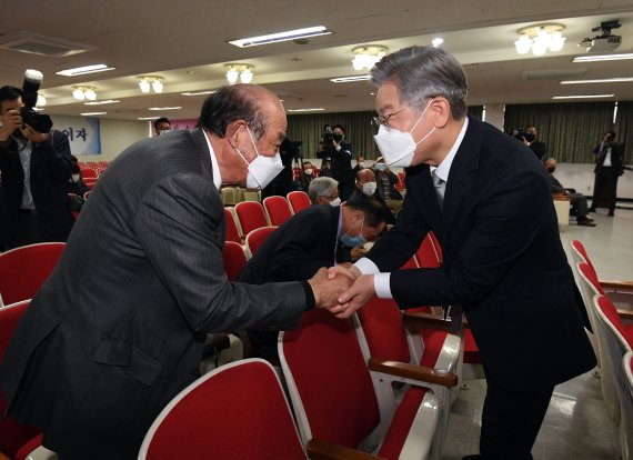 [서울=뉴시스] 국회사진기자단 = 더불어민주당 이재명 대선후보가 19일 오전 서울 종로구 경주이씨중앙화수회관에서 열린 제29대 5차 상임회장단회의 참석자들과 인사나누고 있다. 2021.11.19. photo@newsis.com