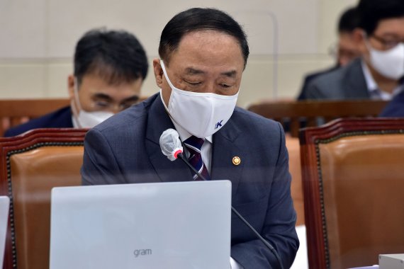 홍남기 경제부총리 겸 기획재정부 장관이 6일 서울 여의도 국회에서 열린 기획재정위원회의 기획재정부(조세정책)에 대한 국정감사에서 생각에 잠겨 있다. 2021.10.6/뉴스1 © News1 구윤성 기자