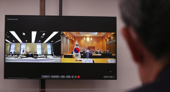 강창일 주일대사, 장하성 주중대사 등이 6일 오전 서울 여의도 국회에서 열린 국회 외교통일위원회 주중국대사관·주일본대사관 2021 국정감사에서 영상을 통해 국감 출석을 하고 있다. 2021.10.6/뉴스1 © News1 이동해 기자