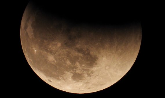 뉴시스Pic] 올해 마지막 우주쇼 '부분월식'…하늘에 뜬 붉은 달 - 파이낸셜뉴스
