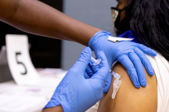미국 FDA와 CDC가 19일(현지시간) 잇달아 화이자·모더나 코로나19 백신 부스터샷을 18세 이상 성인에게 접종하는 것을 승인했다. 5월 18일 펜실베이니아주 필라델피아의 백신 접종소에서 한 여성이 백신을 맞고 있다. 로이터뉴스1