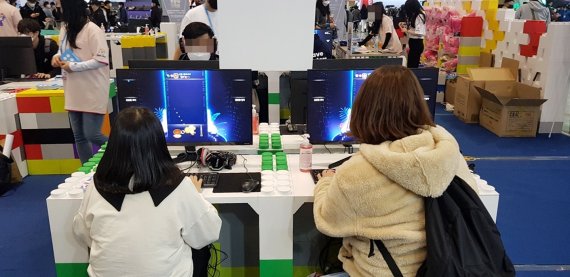 국제 게임전시회 '지스타'를 즐기기 위해 부산 해운대구 '벡스코'를 방문한 이용자들이 PC '버블퐁 프렌즈' 게임을 체험하고 있다. © 뉴스1 송화연 기자