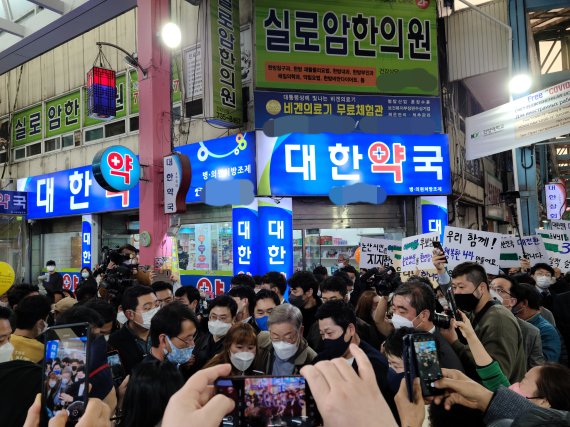 이재명 더불어민주당 대선 후보가 20일 논산화지중앙시장을 찾아 점포마다 들르면서 상인들에게 격려의 만을 전한 뒤 지지자 등과 기념사진을 찍고 있다.© 뉴스1