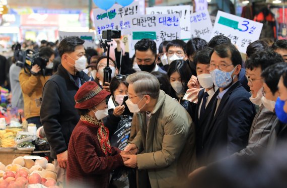 "대통령 돼 달라" 울먹인 시민에 이재명 반응이..